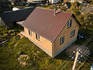 Жилой дом с корчневой крышей